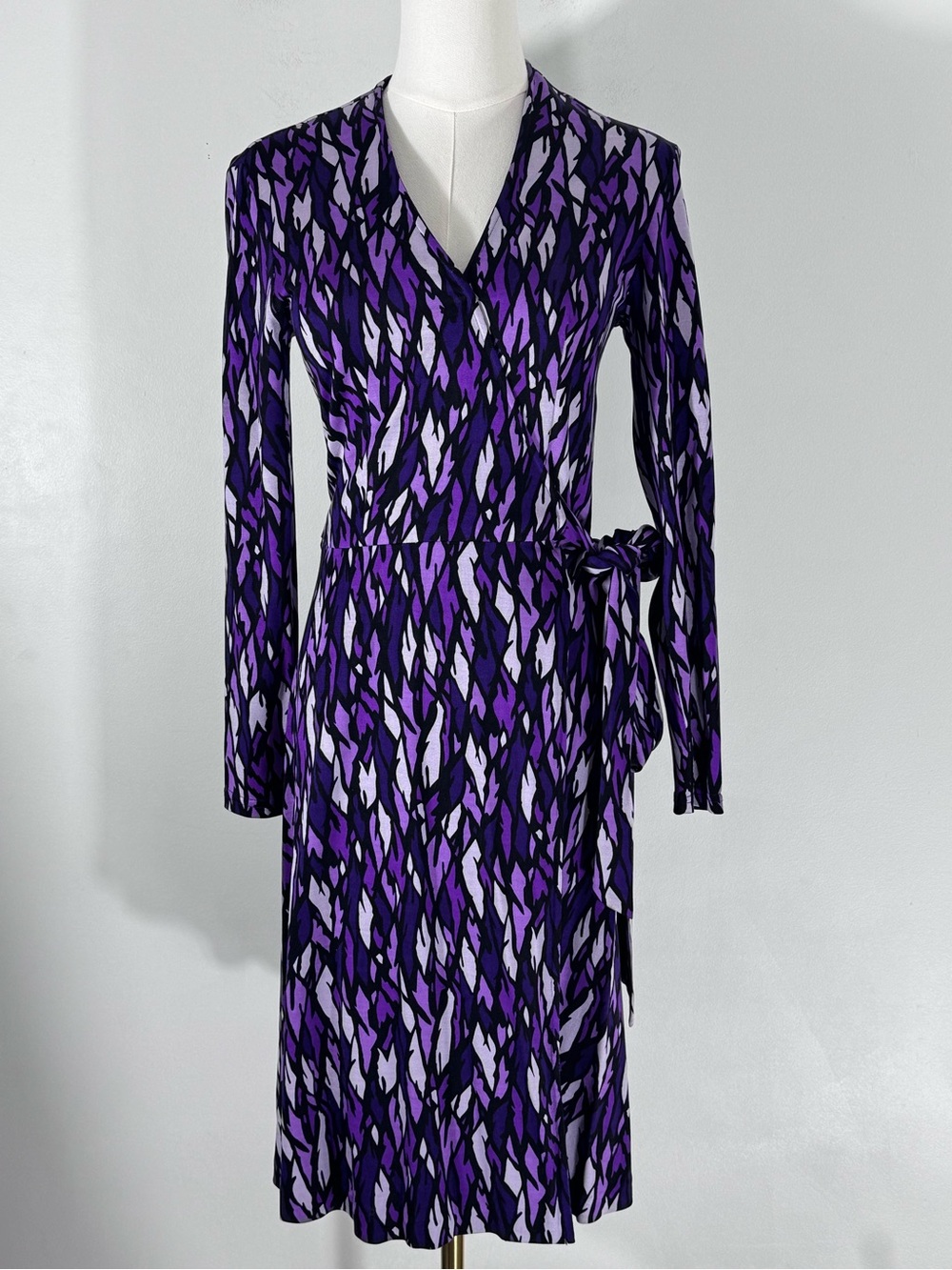 Diane Von Furstenberg Vintage 1990’s Purple & Black Shard 100% Silk Wrap Dress 4